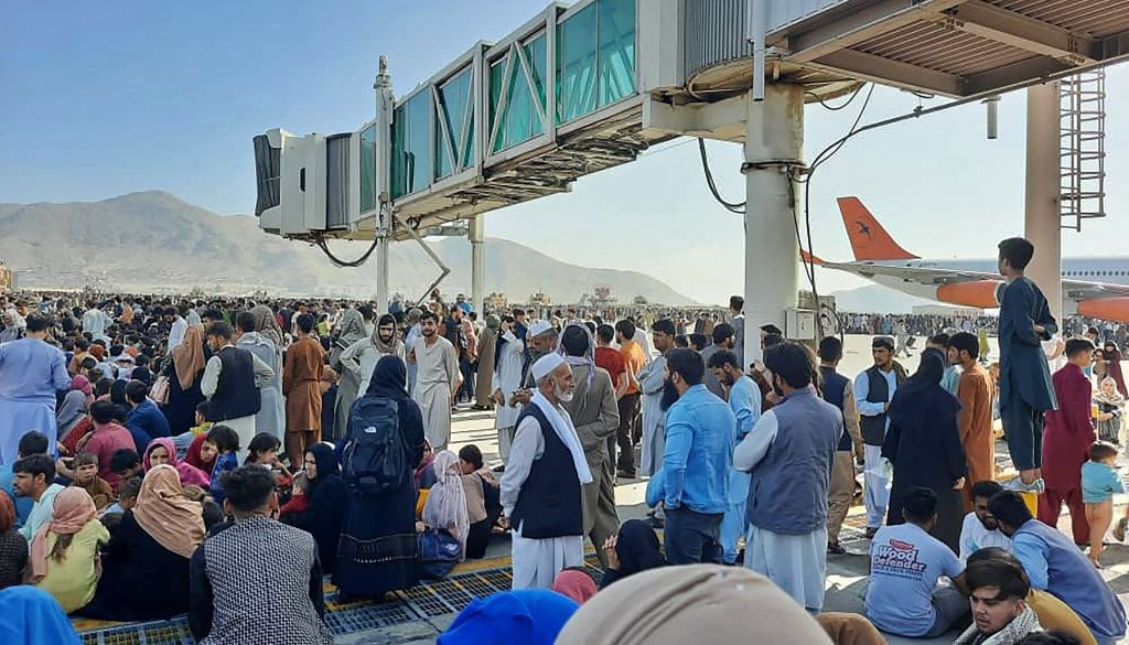 Kabulas lidostā haosa dēļ pārtraukti komerciālie avioreisi