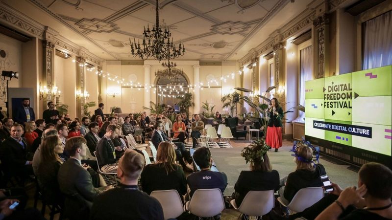 Konferences un semināri pārtop par nelieliem festivāliem