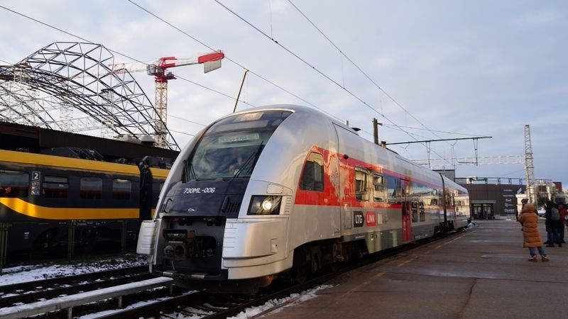 Lietuva uz diviem mēnešiem par pusi samazinās vilcienu biļešu cenas