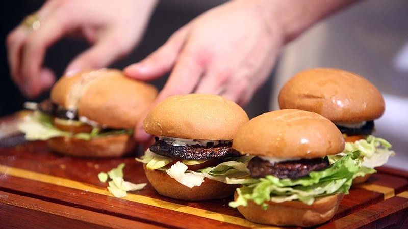 Street Burgers atklās savu gaļas pārstrādes cehu