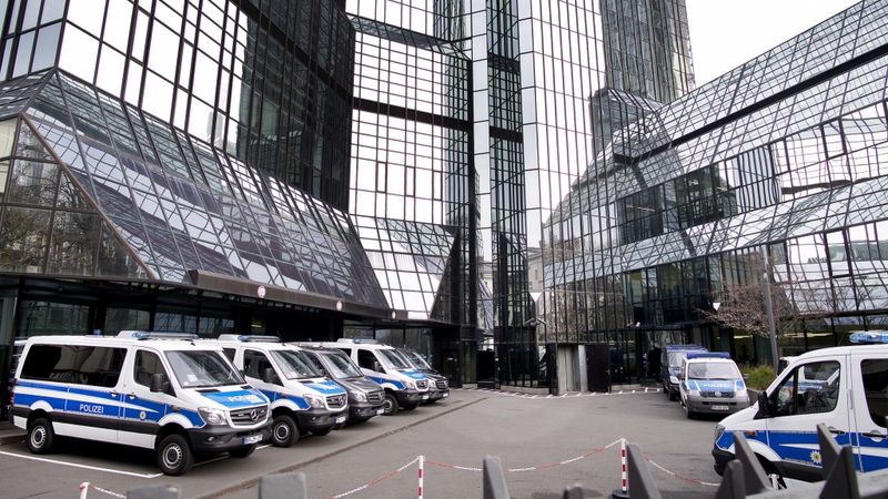 Turpinās kratīšanas Deutsche Bank birojos