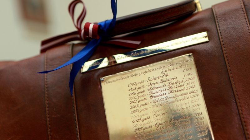 Ar ZZS atbalstu Saeimas komisiju rokās nodod 2014.gada budžeta projektu