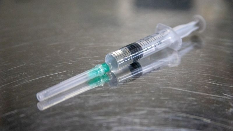 Pirmie cilvēki Latvijā saņēmuši vakcīnu pret Covid-19