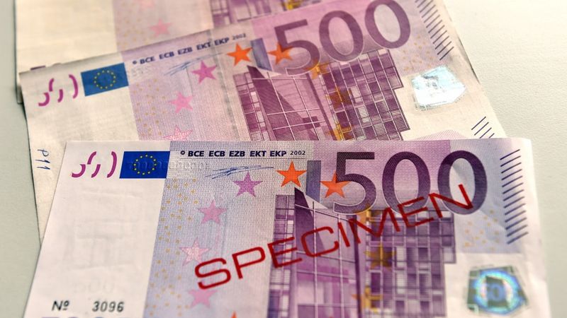 Papildināta - Eirozonas valstis pārtrauks 500 eiro banknošu emitēšanu