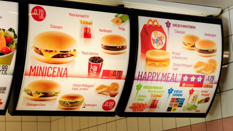 McDonald’s ēdienkartē cenas sāk norādīt eiro; investēs 17 tūkstošus eiro ieviešanai