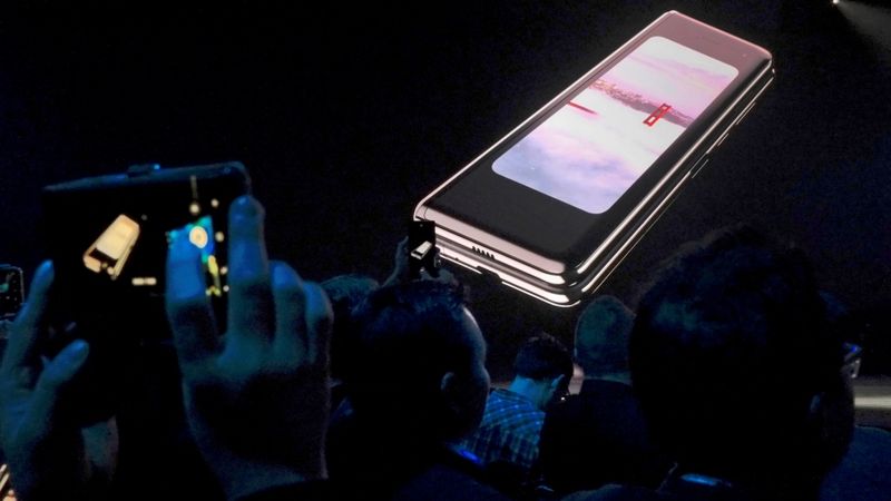 Samsung atlicis salokāmo viedtālruņu piegādes