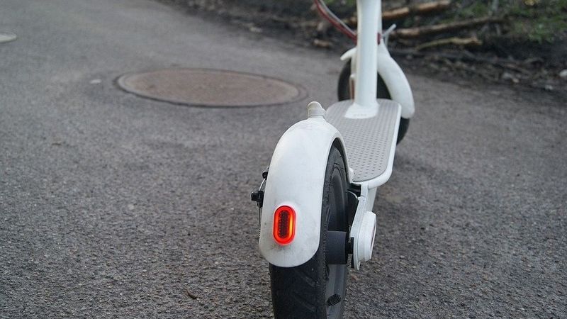 Lietuvā no nākamā gada skrejriteņu iznomātājiem būs jānodrošina ķiveres
