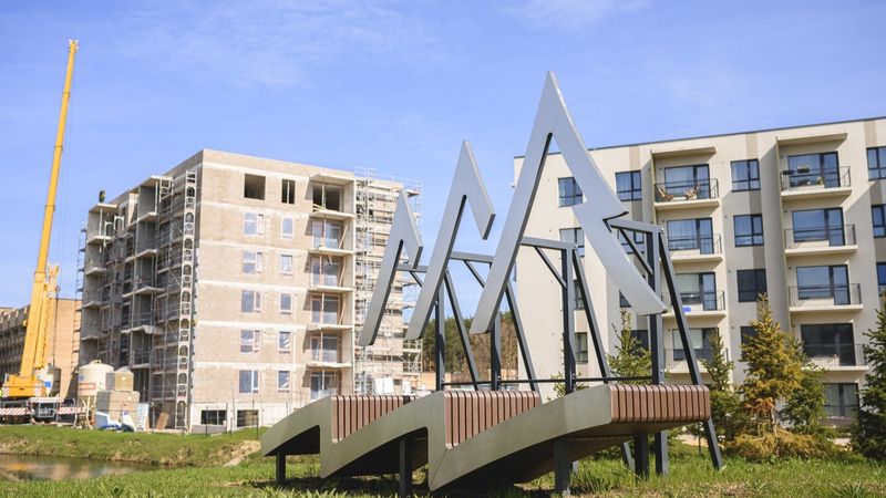Merks mājas projektā Mežciemā nosvin otrās kārtas spāru svētkus