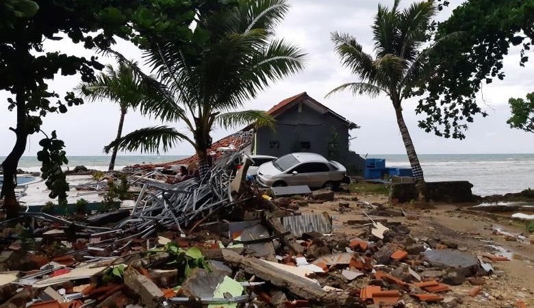 FOTO: Indonēzijā cunami upuru skaits pārsniedzis 370 cilvēkus