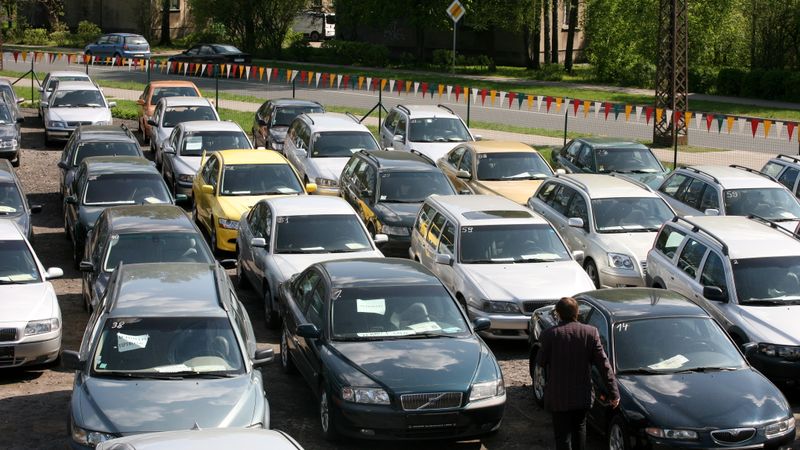Maijā VID pastiprināti kontrolēs lietotu auto tirdzniecības vietas