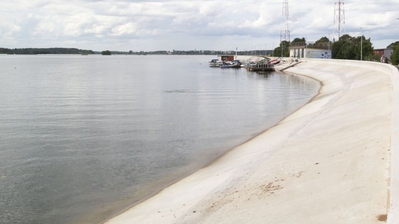 Pazeminās Rīgas HES ūdens līmeni