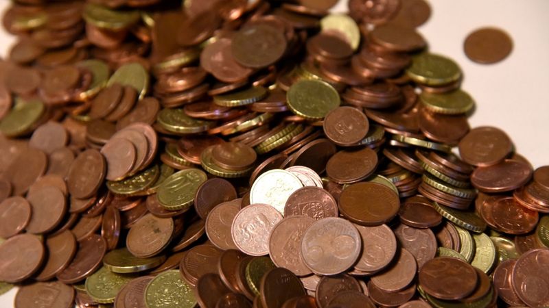 Apsver iespēju Latvijā ieviest bezdarbnieka palīdzības pabalstu