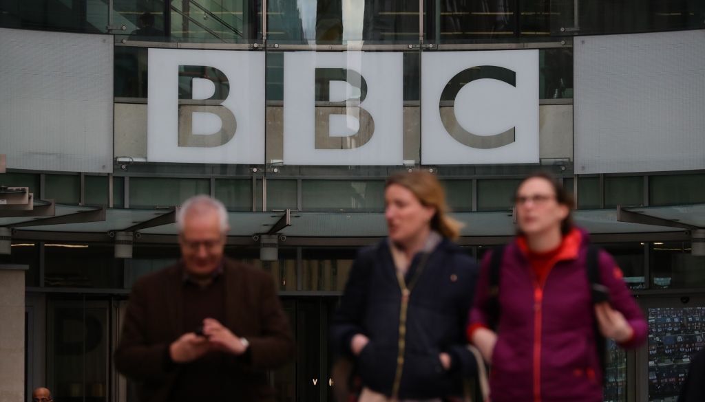 BBC atlaiž 450 ziņu dienesta darbiniekus, koncentrējoties uz digitālo vidi