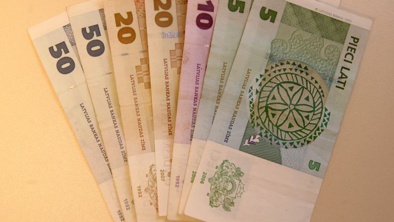 Valsts pārvaldē nodarbināto algas ir zaudējušas konkurētspēju ar privātā sektora algām