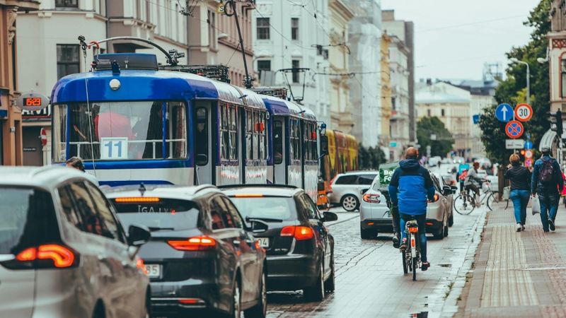 Vai auto īpašums vēl ir jēgpilns? Ikdienas mobilitātes iespēju salīdzinājums Latvijā