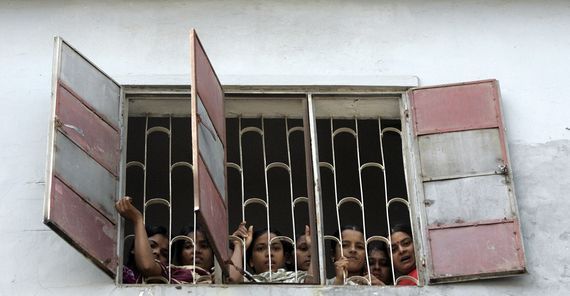 Bangladeša palielina minimālo algu apģērba gatavotājiem