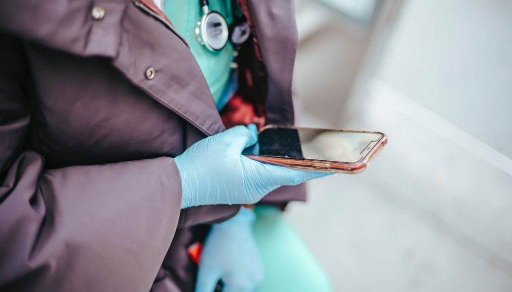 Tele2 medicīnas darbiniekiem trīs mēnešus nodrošinās bezmaksas mobilos sakarus