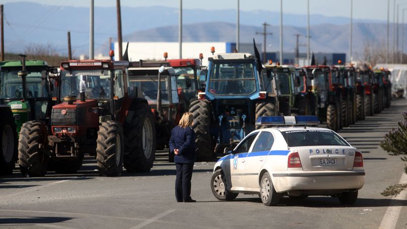 Grieķijas zemnieki bloķē svarīgākos autoceļus