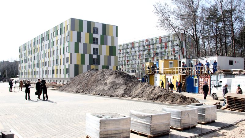 Pārbauda sociālo dzīvojamo māju un veselības centra būvniecības gaitu Imantā