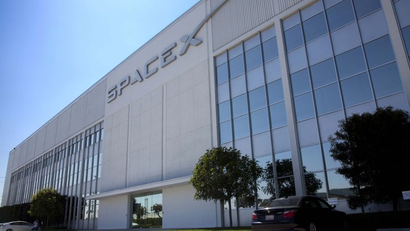 SpaceX pirmoreiz nosūta Zemes orbītā pilnīgi civilu apkalpi