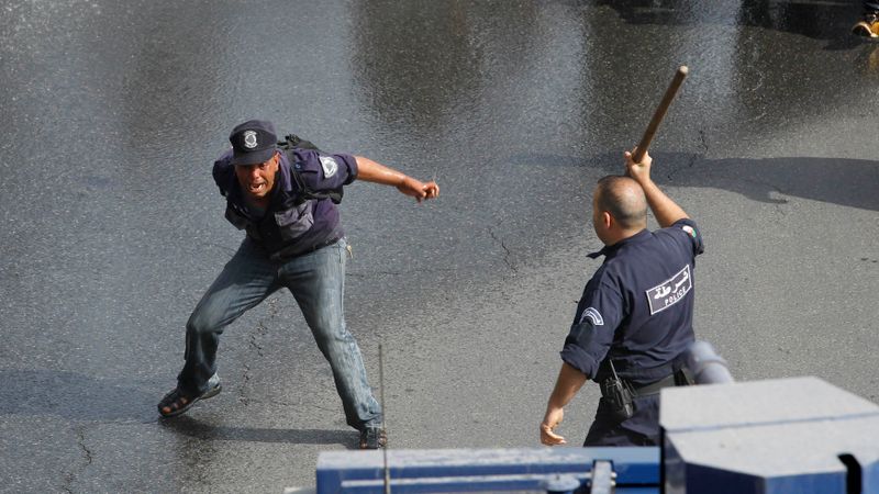 Alžīrijā policisti cīnās pret policistiem