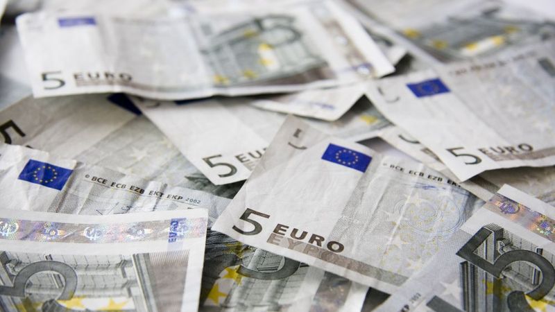 ECB pārstāvis: Likmes vēl kādu laiku jātur zemas vai jāsamazina vēl