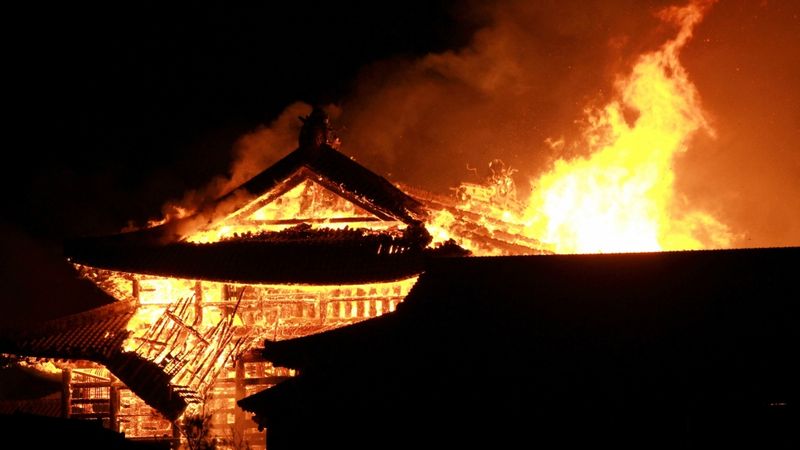 Japānā nodegusi 500 gadus senā Sjuri pils