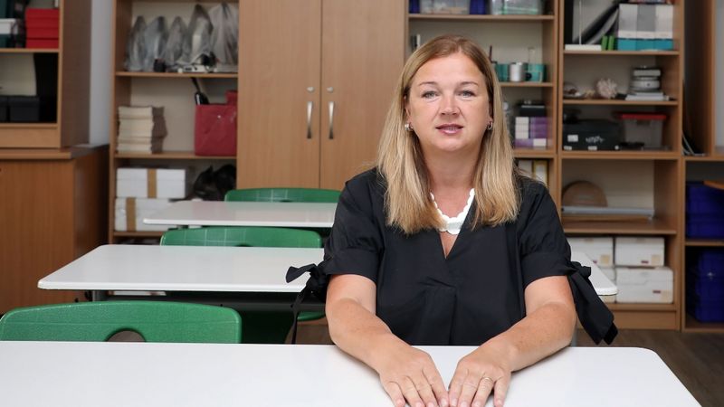 Apčubina katru bērnu un nedomā par reitingiem