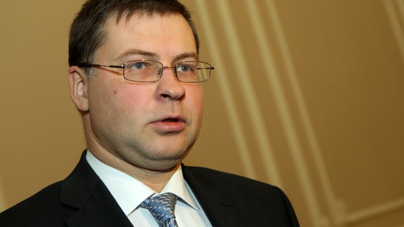 Dombrovskis: nodokļu progresivitāti var apspriest, bet ne nākamgad