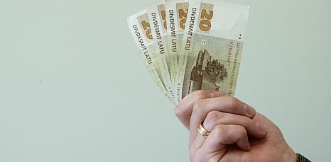 Aizdomās par 280 latu kukuļa ņemšanu aiztur ceļu policistus