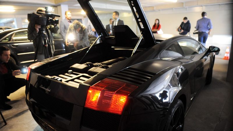 Neviens negrib pirkt Krājbankas Lamborghini un BMW