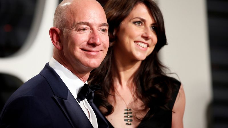 Amazon dibinātājs Bezoss un bijusī sieva noslēdz vēsturē lielāko šķiršanās vienošanos