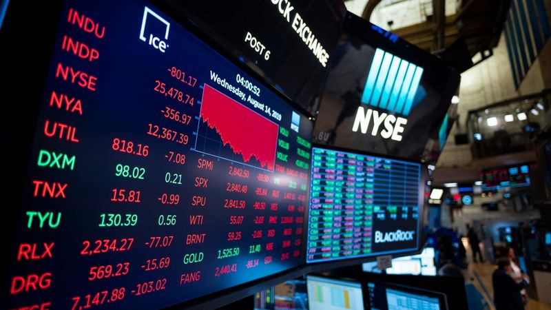 Akciju cenas krītas bažās par globālo ekonomiku