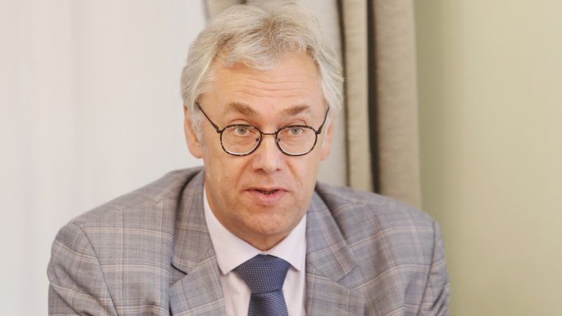 Par visu veikalu atvēršanu varētu domāt, ja dienā nesaslimtu vairāk par 270 cilvēkiem