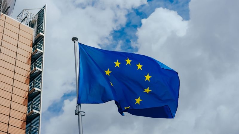 Akciju cenas sarūk, ECB aicina ES ātri vienoties par atveseļošanās plānu