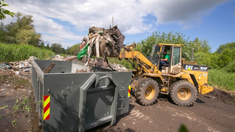 FOTO: Būvgružu izgāztuvi Spilves lidlaukā likvidēs trīs nedēļu laikā
