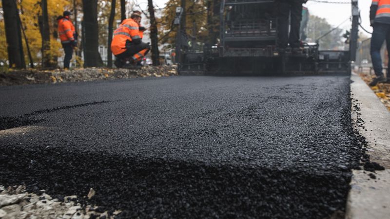 FOTO: Tallinā uzbūvē gājēju ceļu, izmantojot pārstrādātus plastmasas atkritumus