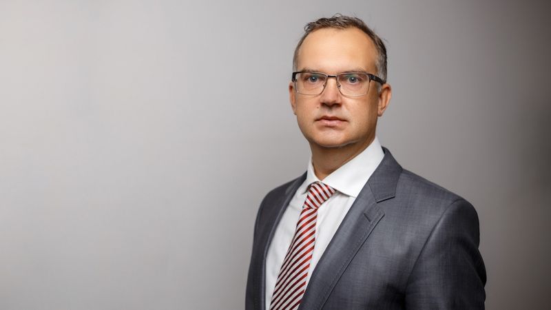 Vēršas tiesā pret notāri saistībā ar parakstiem Olainfarm mantojuma kontekstā