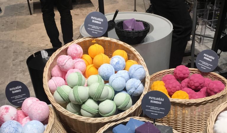 FOTO: Stenders koncentrēsies uz vannas rituālu produktu ražošanu