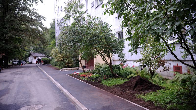 Pārbauda iekšpagalmu remontu gaitu Pārdaugavā