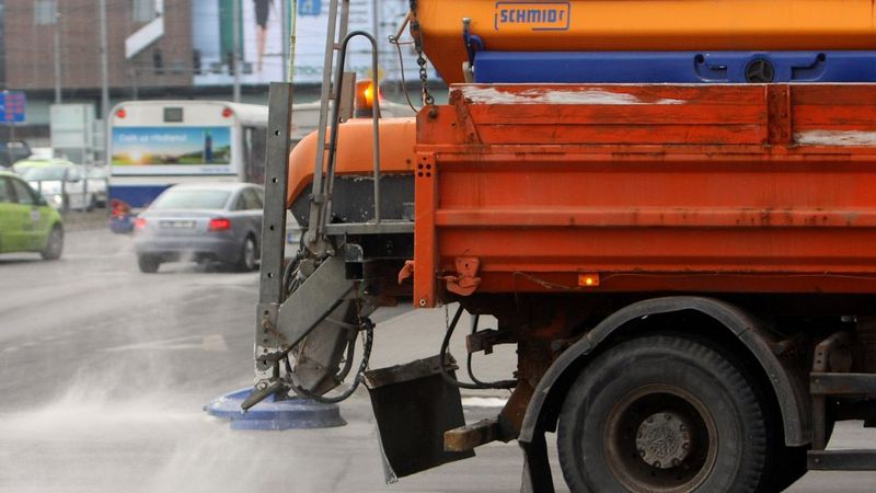 Eksperts: Latvijā sāls kaisīšanai ziemā nav citas alternatīvas