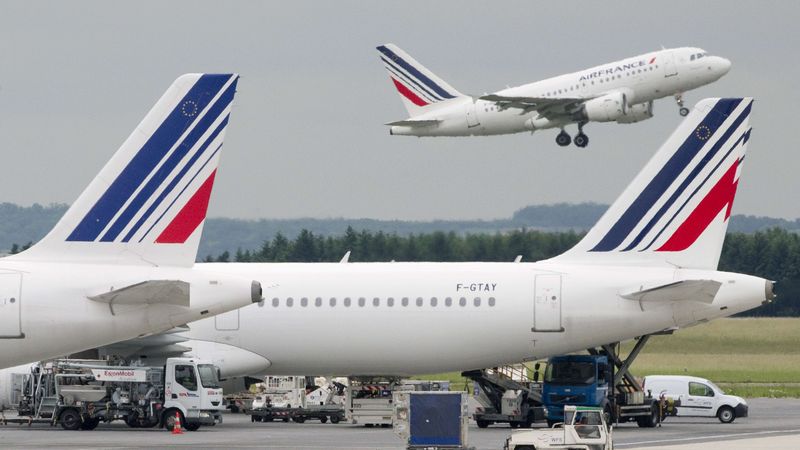 Air France lūgusi pasažieriem samaksāt par degvielu