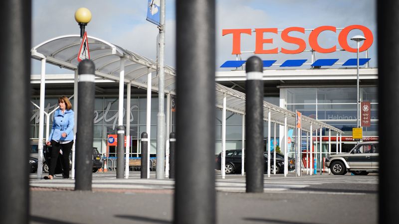 Lielbritānijas regulators sāk izmeklēšanu par Tesco ievērojami pārspīlēto peļņas prognozi