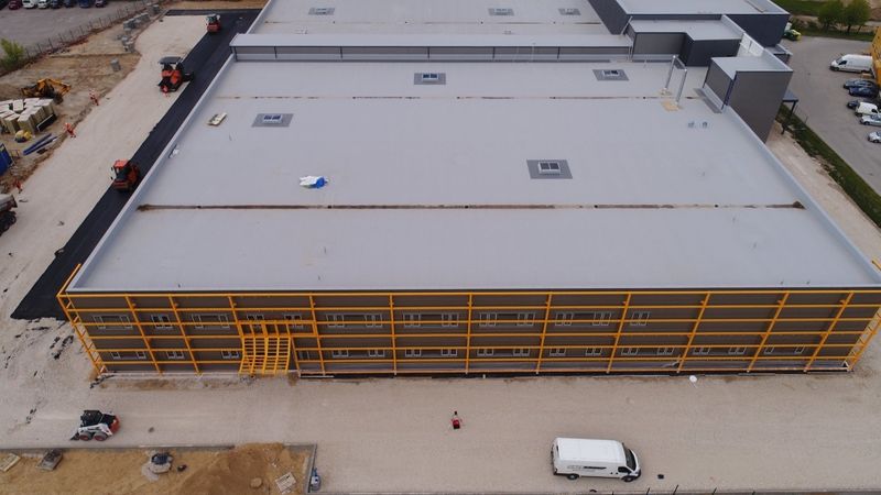 Finišam tuvojas ražošanas ēkas būvdarbi Pārogres industriālajā zonā