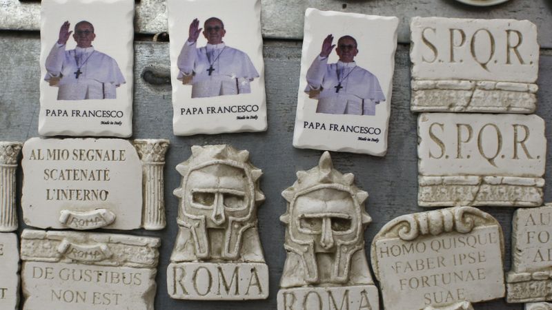 Pāvesta Franciska suvenīru bizness «iet no rokas»