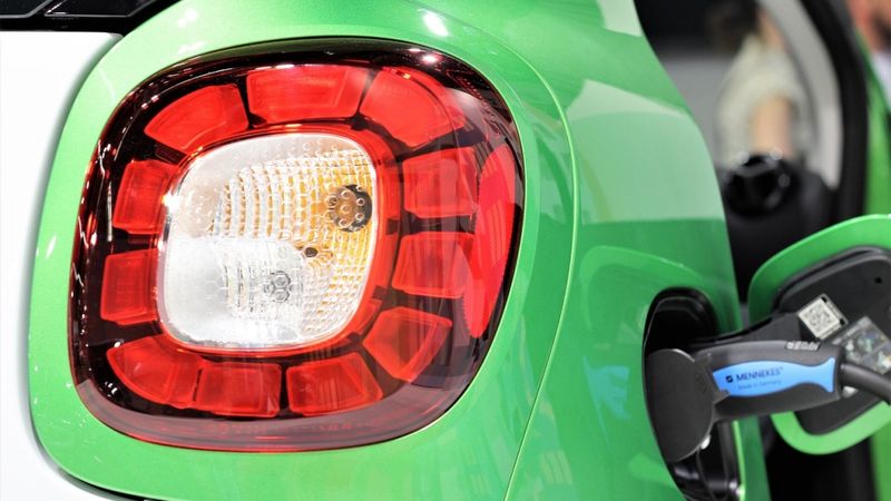Elektroauto uzlādes stacijas uz autoceļiem būs ik pēc 60 kilometriem