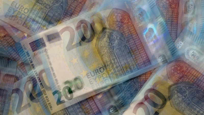 Eiro svārstās pēc ECB signāliem par procentlikmju pazemināšanu