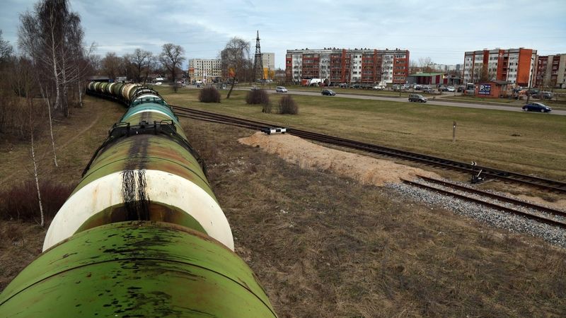 Tramvajs pa dzelzceļa sliedēm - RS pēta pārvadājumu alternatīvas uz Daugavgrīvu