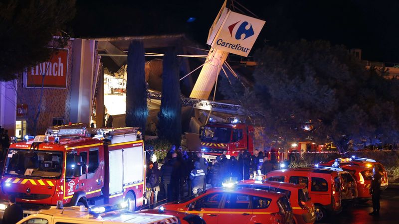 Papildināts - Francijā, Nicā iegruvis lielveikala Carrefour jumts