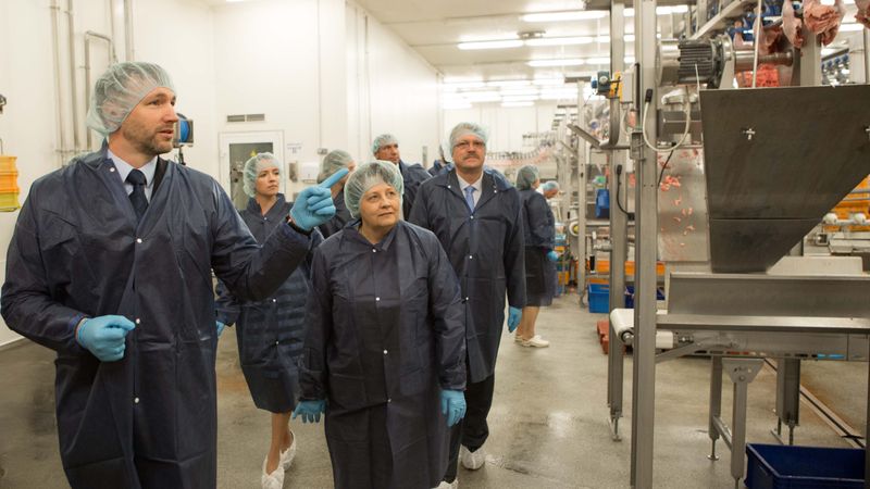Straujuma apmeklējusi Putnu fabriku Ķekava
